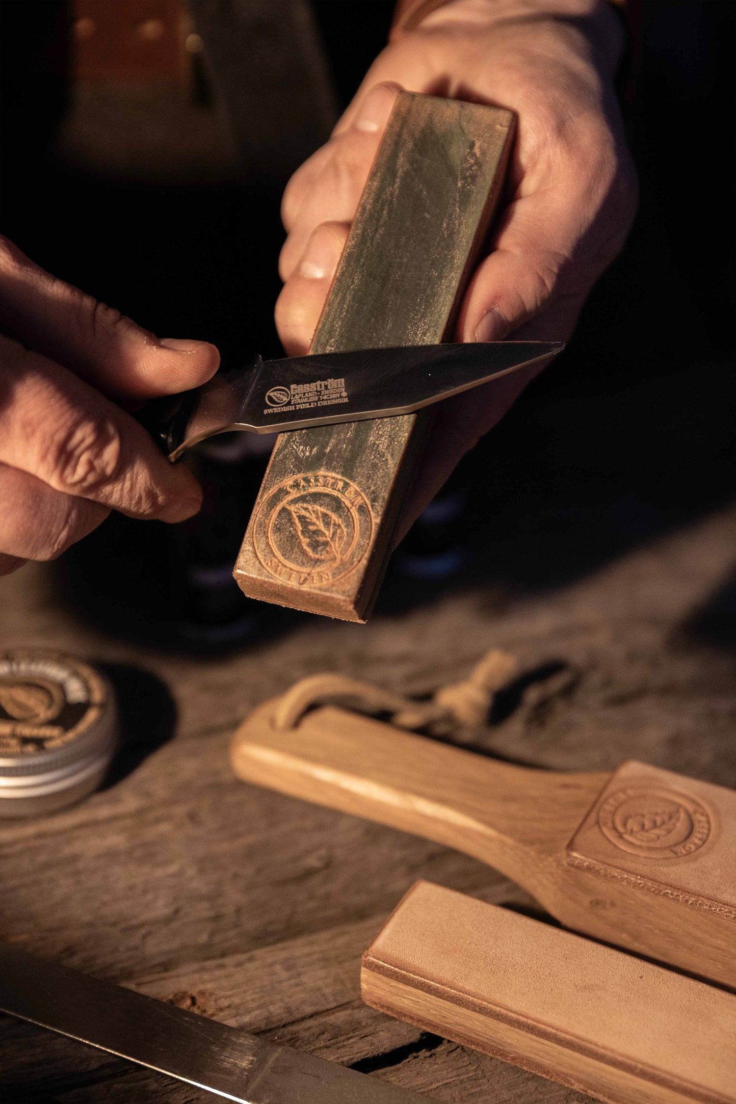 Stropping a knife on a Casström leather field strop