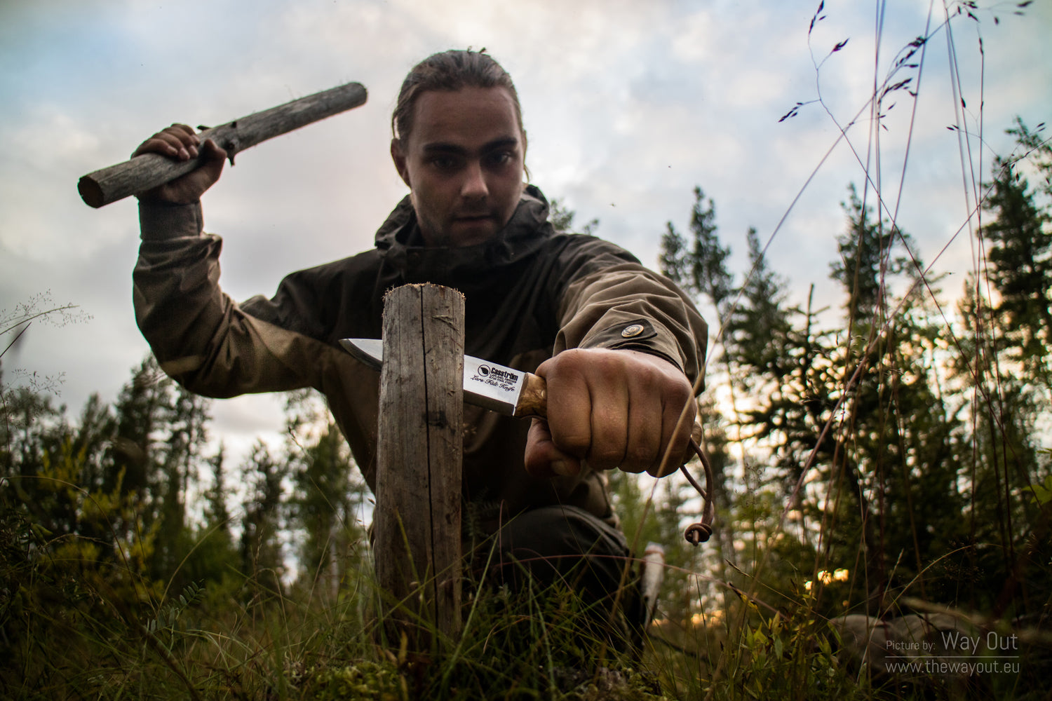 Batoning or splitting wood with the Casström Lars Fält knife