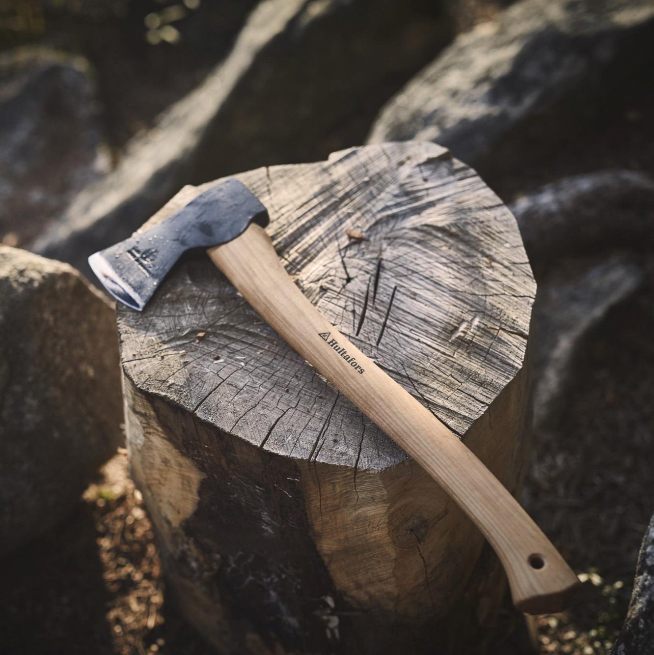Hultan trekking hatchet lying on a tree stump