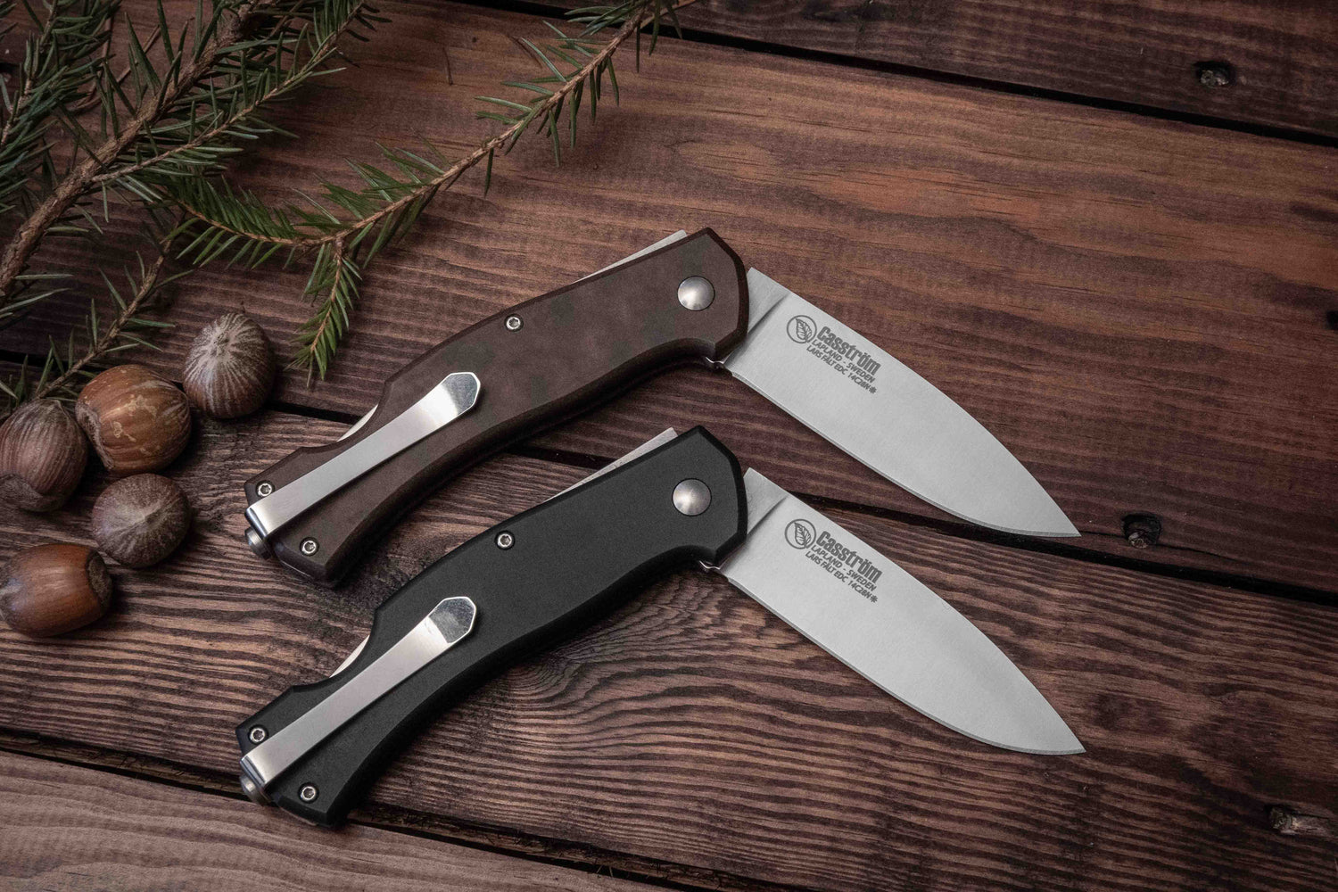 The two versions of the Lars Fält EDC pocket knife - colours Raven and Coffee.