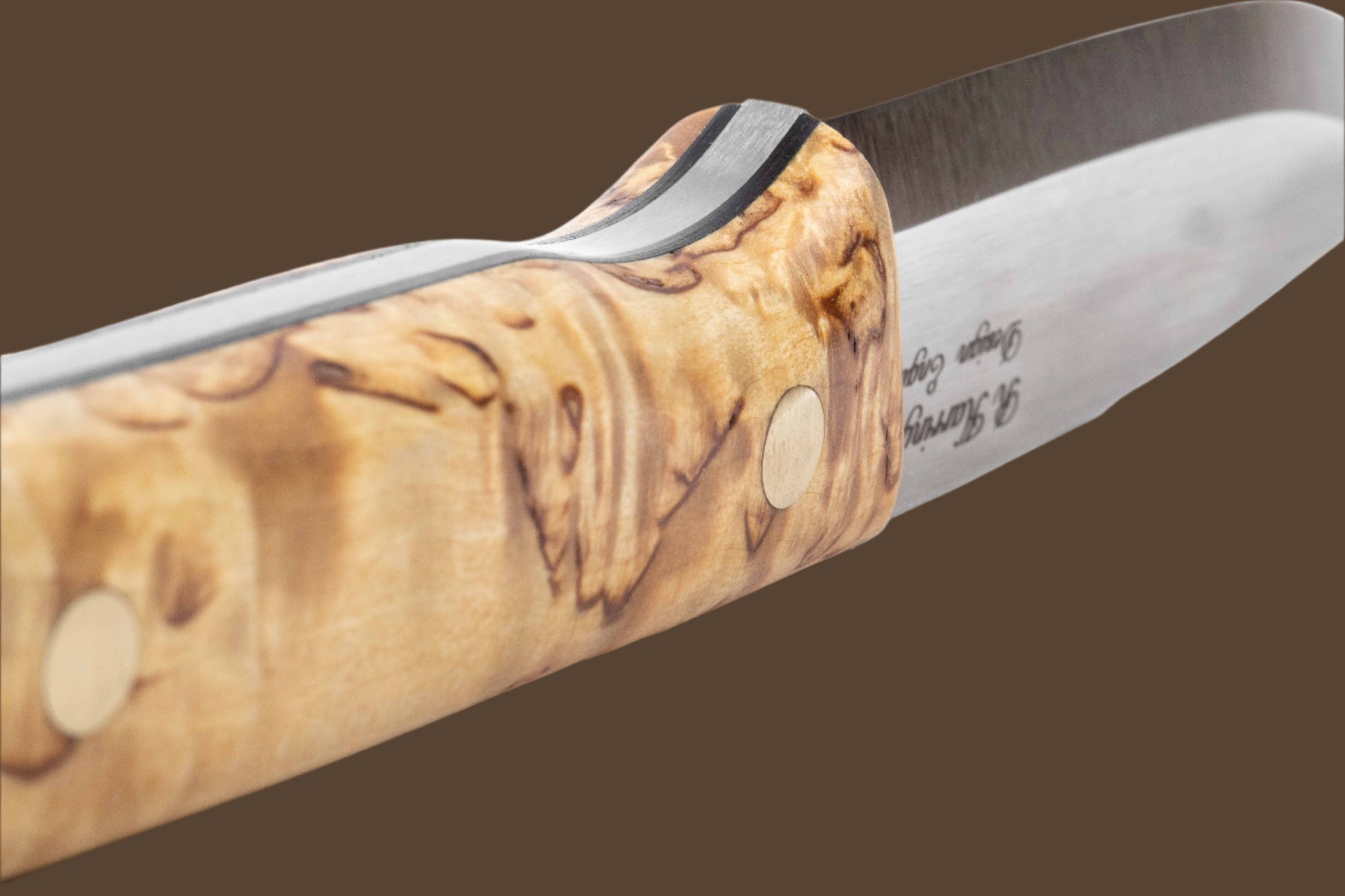 Casström Woodsman - close up of curly birch handle