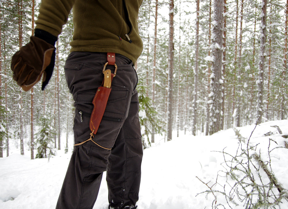 Outdoor demonstration that the Casström No.3 dangler is perfect for when you wear a knife to practice bushcraft skills, or when deer stalking.