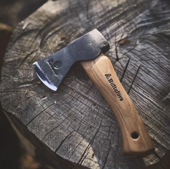 Agelsjon mini hatchet lying on a tree stump