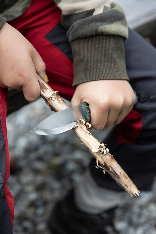 Wood carving with the Casström No.8 SFK bushcraft knife