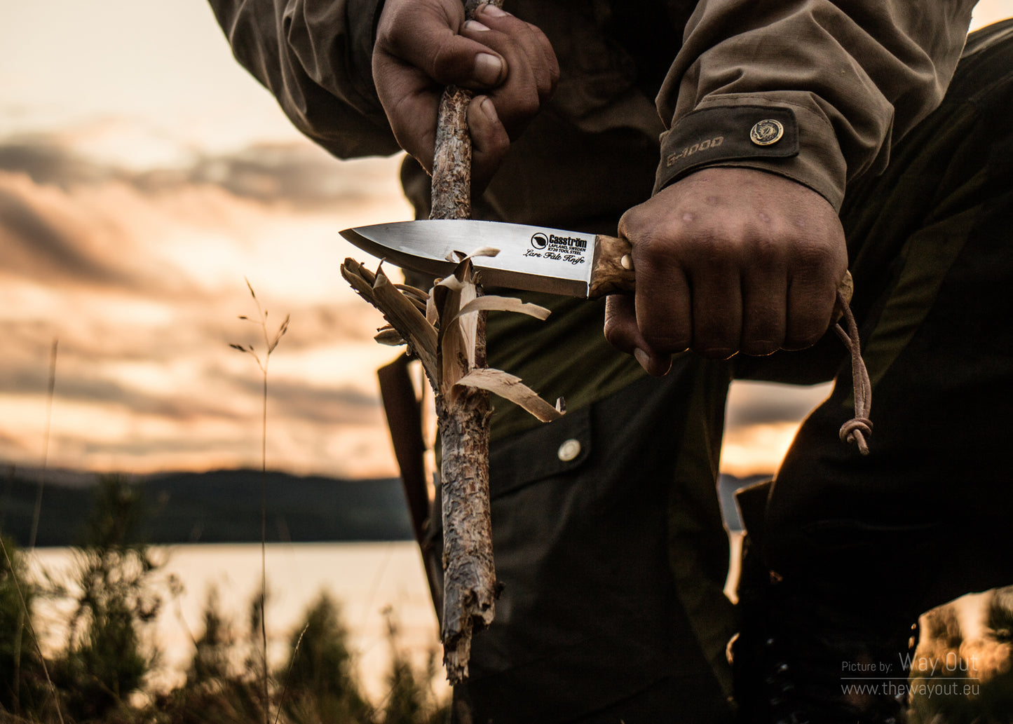 Carving wood using the Casström Lars Fält knife
