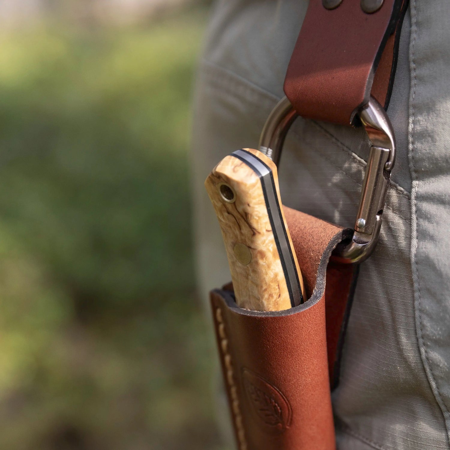 No.8 SFK Scandi Grind in curly birch, hanging from a Casström No.3 Dangler on the belt.