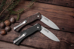 The two versions of the Lars Fält EDC pocket knife - colours Raven and Coffee.