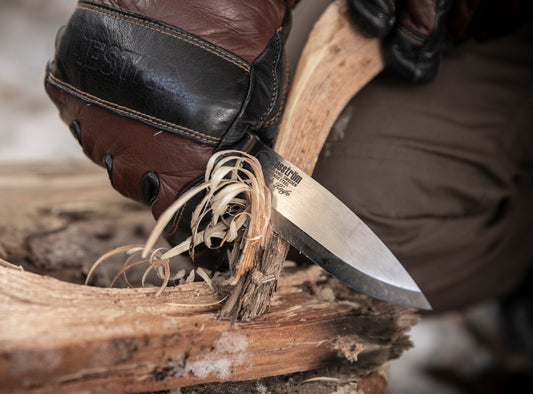 Making feathersticks for firelighting using the Casström Lars Fält Bushcraft Knife